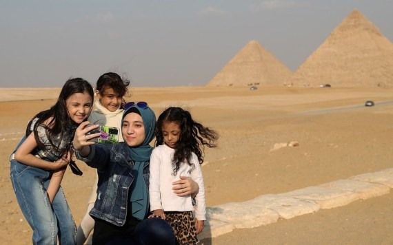 Khu khách chụp ảnh selfie trước kim tự tháp Giza. Ảnh: Ai Cập