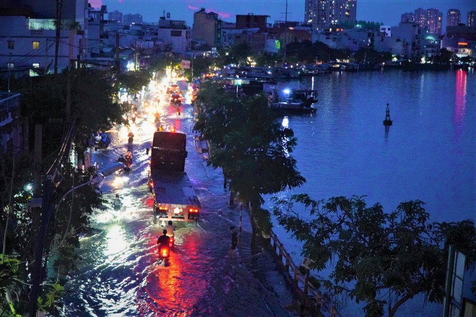 Theo Đài Khí tượng Thuỷ văn khu vực Nam bộ trong những ngày tới, mực nước tại các trạm vùng hạ lưu sông Đồng Nai - Sài Gòn tiếp tục lên, người dân cần chuẩn bị ứng phó.