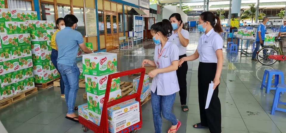 Doanh nghiệp ở huyện Nhơn Trạch mua thêm sữa để bổ sung vào bữa ăn cho người lao động. Ảnh: Hà Anh Chiến