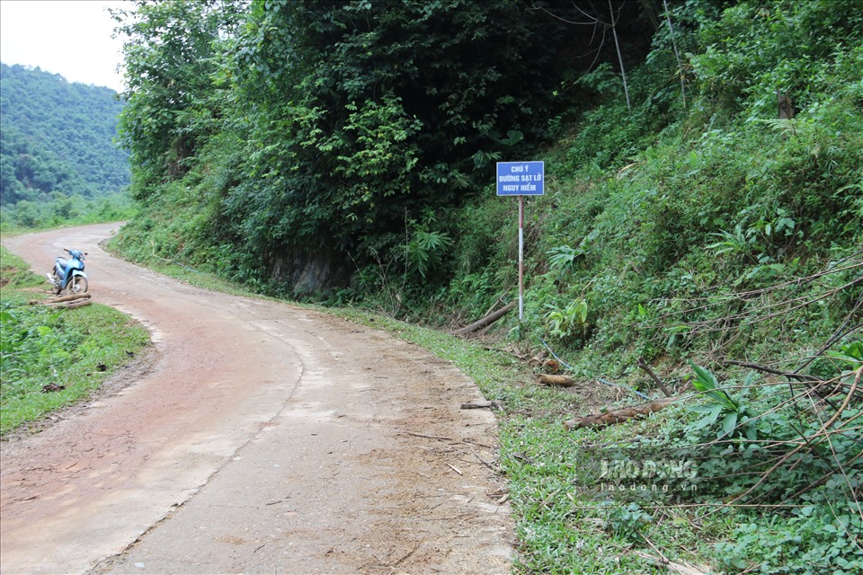 Những tấm biển cảnh báo được dựng nhiều trên tuyến đường dẫn vào xóm Giằng xã Cao Sơn.