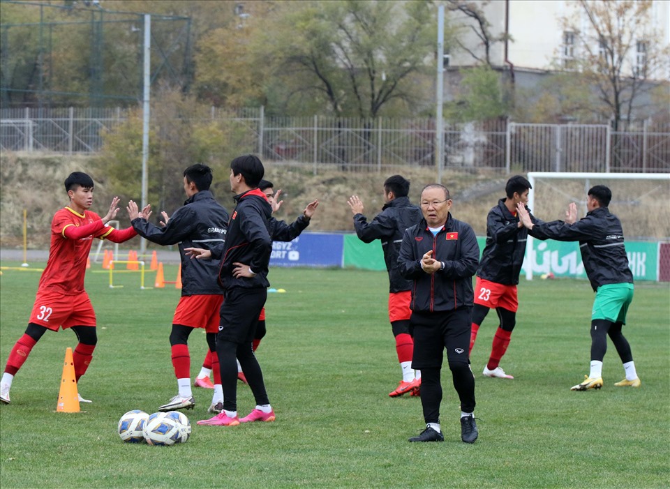 U23 Việt Nam có buổi tập thứ 2 trên đất Kyrgyztsan. Thầy trò huấn luyện viên Park Hang-seo đối mặt với thử thách rất lớn khi phải rèn luyện dưới thời tiết lạnh 6 độ C. Ảnh: VFF