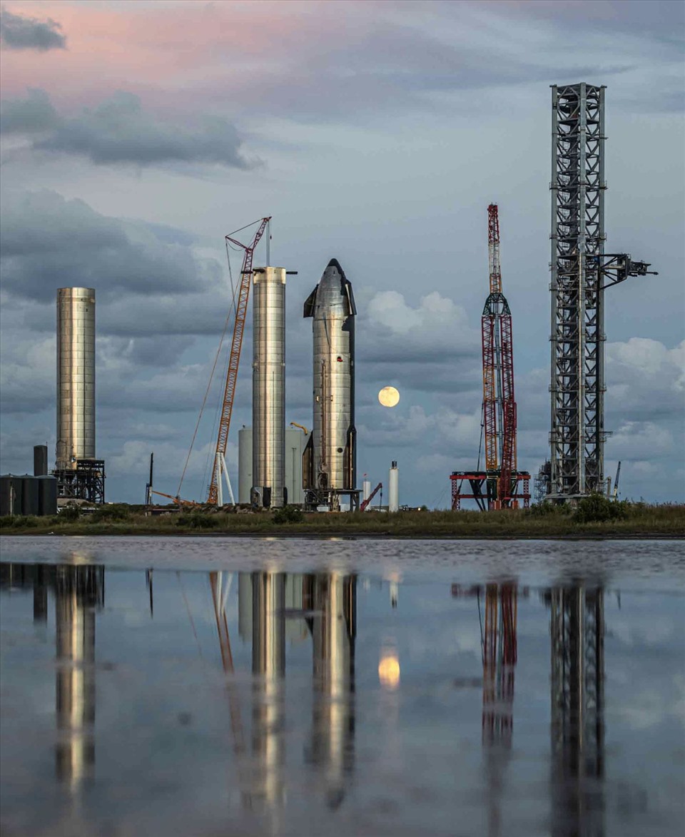 Bệ phóng tên lửa SpaceX đang trong quá trình hoàn thiện cho vụ phóng thử nguyên mẫu Starship. Ảnh: SpaceX