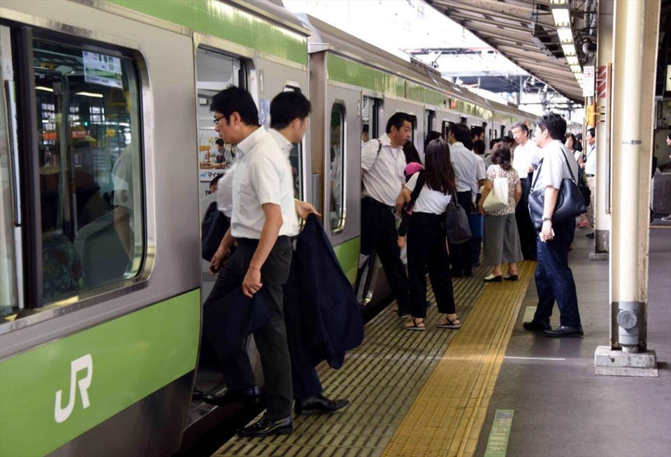 Dù đông đúc, những ga tàu ở Nhật cũng hiếm khi xảy ra tình trạng chen lấn, xô đẩy. Ảnh: AFP.