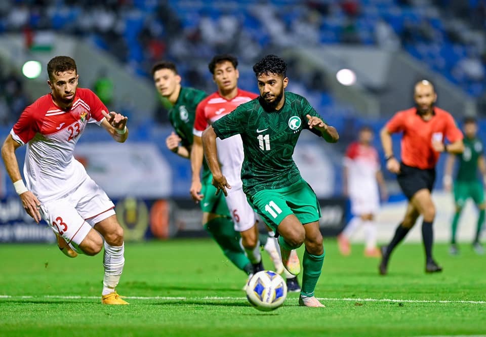 Khalid Al Ghannam (số 11), người có một kiến tạo trong chiến thắng của Saudi Arabia trước Việt Nam ở vòng loại World Cup 2022. Tiền vệ 21 tuổi từng cùng U23 Saudi Arabia giành ngôi Á quân U23 Châu Á 2020 và góp mặt ở Olympic Tokyo. Anh được kỳ vòng sẽ là nhân tổ chủ lực tại chiến dịch vòng loại U23 Châu Á 2022 của Saudi Arabia.