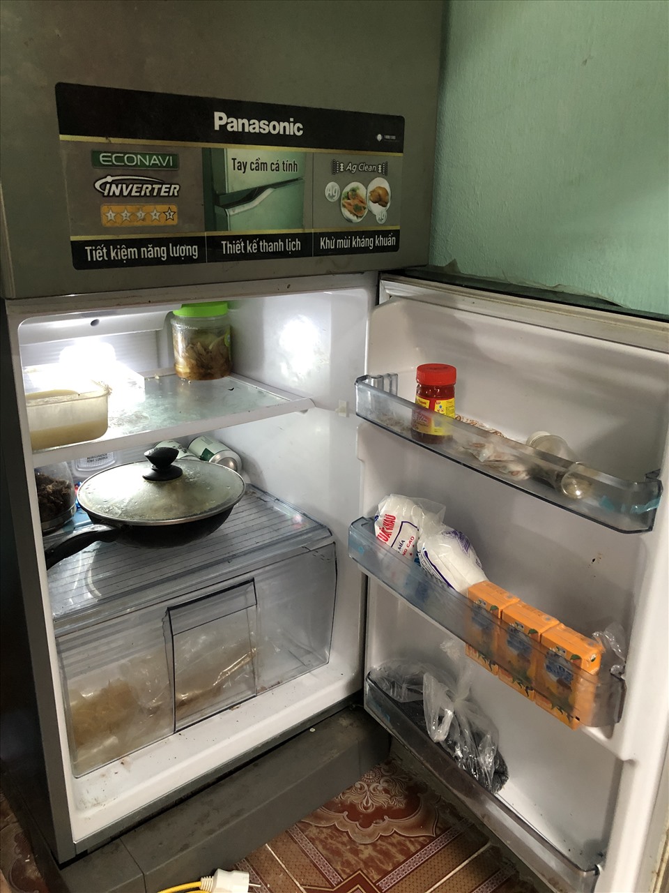 Chiếc tủ lạnh hầu như không có thức ăn dự trữ của anh Tiến. Ảnh: Tất Thảo