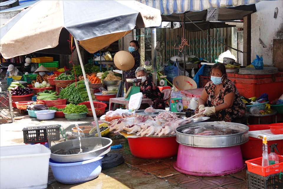 Chợ Tân An (phường Tân An, quận Ninh Kiều) các tiểu thương bày bán hàng hóa ở ngoài khi chưa được vào trong chợ bán.