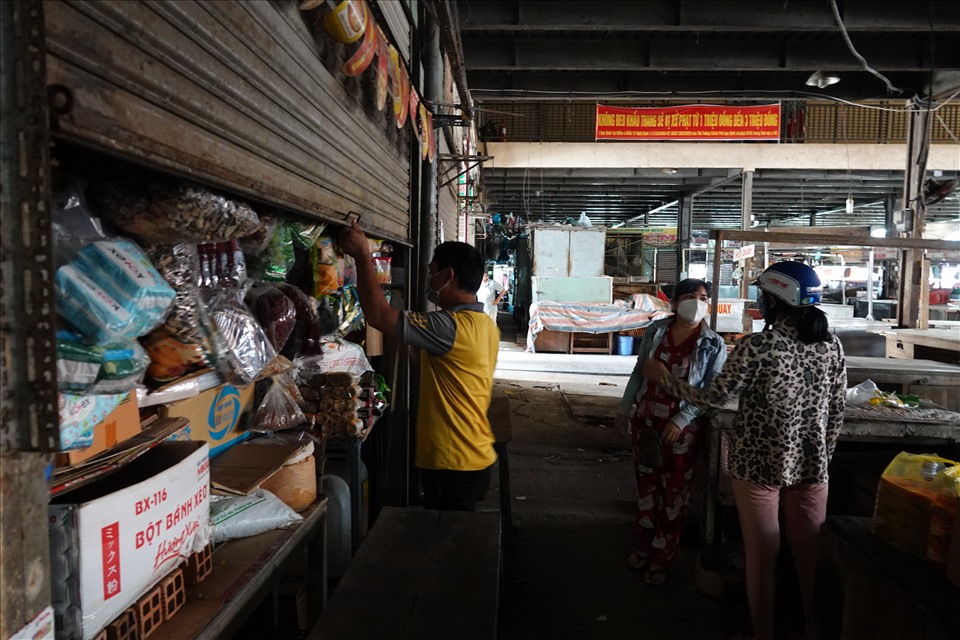 Chị  Kim Tỏa (35 tuổi, quận Ninh Kiều) tiểu thương bán tại chợ hơn 10 năm cho biết, sau hơn 3 tháng đóng cửa, nay trở lại để dọn dẹp thì hàng hóa hư hỏng lên đến 80%, hầu hết đều do hết hạn sử dụng, chuột cắn phá.