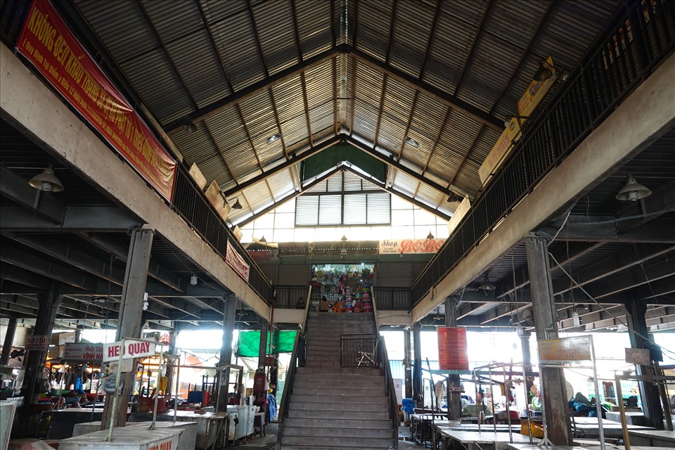 Tại chợ Xuân Khánh (phường Xuân Khánh, quận Ninh Kiều) một số tiểu thương đã đến dọn dẹp lại sạp hàng hóa sau khi nhận được thông tin chợ được phép hoạt động trở lại.