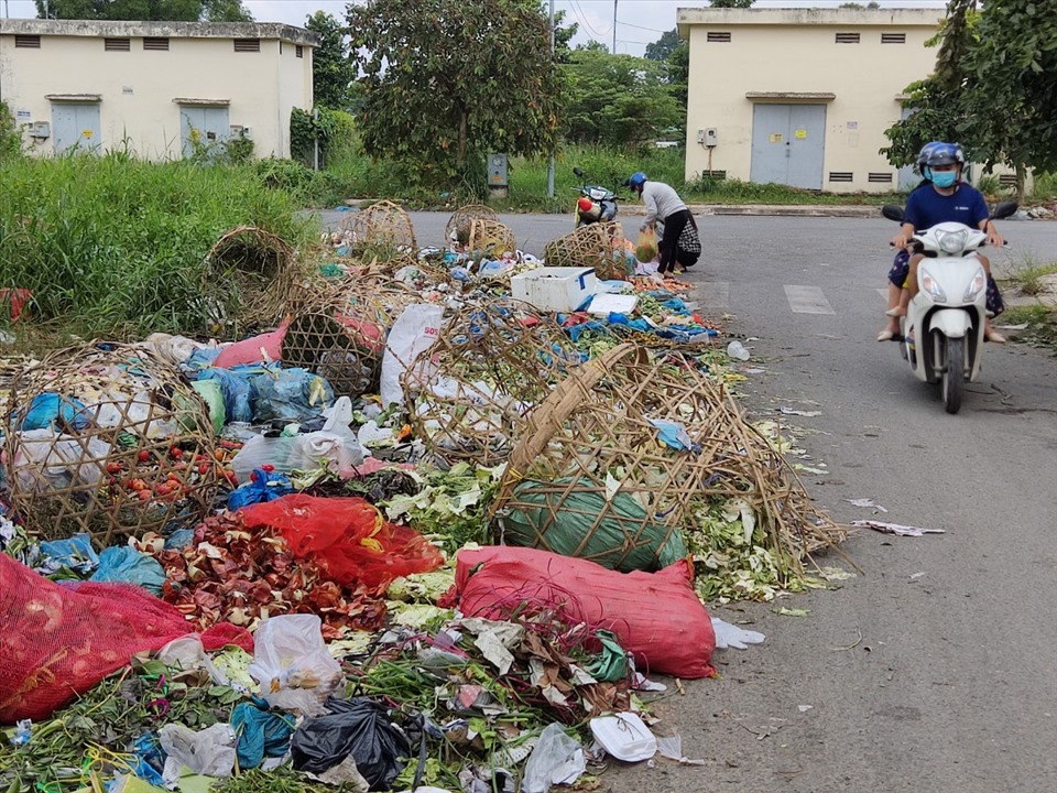 Một số tuyến đường nhỏ sau chợ đầu mối Thủ Đức (phường Bình Chiểu) cũng bị đổ trộm rác thải.