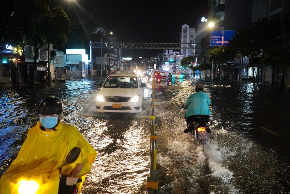 Đường Nguyễn Văn Cừ ngập mênh mông sau mưa lớn tối ngày 23.10.   Ảnh: Chân Phúc