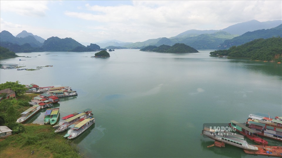 Hồ Hoà Bình là hồ chứa nước nhân tạo lớn nhất Việt Nam, nằm trên sông Đà, có chiều dài 230 km, dung tích khoảng 9,45 tỷ m3. Đập chính của hồ nằm tại thành phố Hòa Bình, tỉnh Hòa Bình.