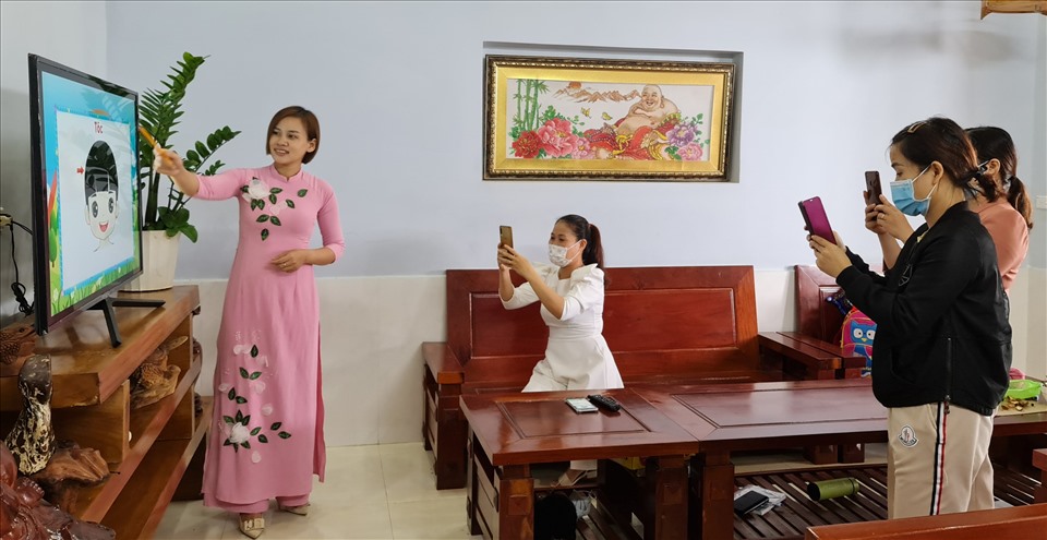 Các cô giáo ở Đắk Nông làm clip cho các em học sinh mầm non học tập tại nhà. Ảnh:NH