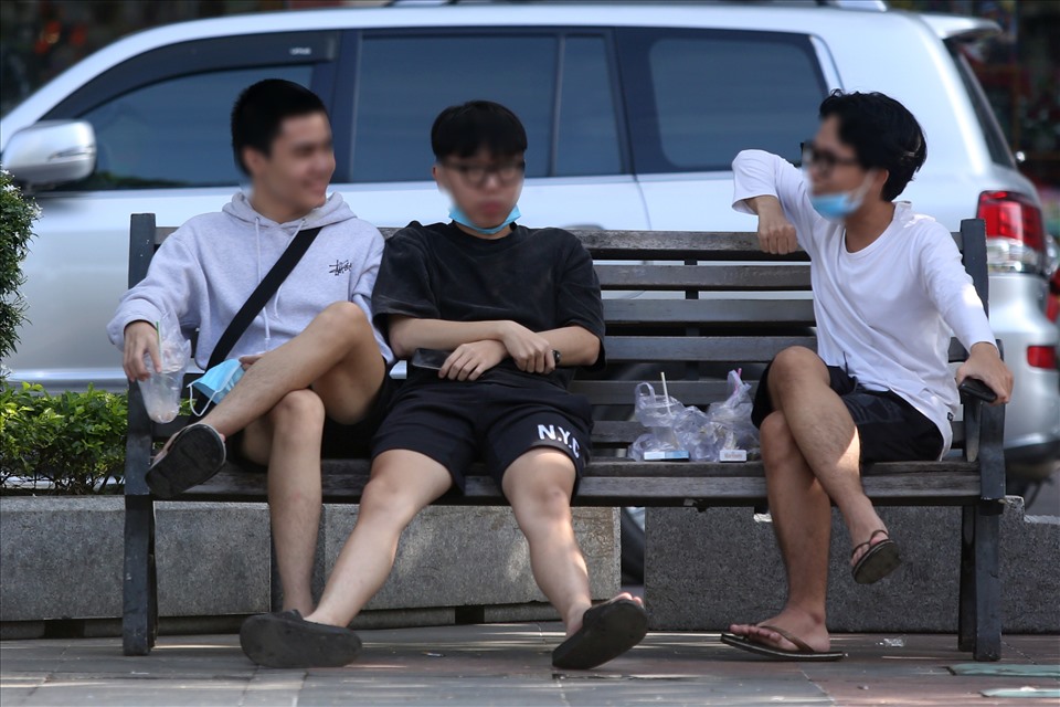 Không khó để bắt gặp hình ảnh người dân vô trò chuyện dù không đeo khẩu trang tại Phố đi bộ Nguyễn Huệ (Quận 1) trong sáng 24.10.