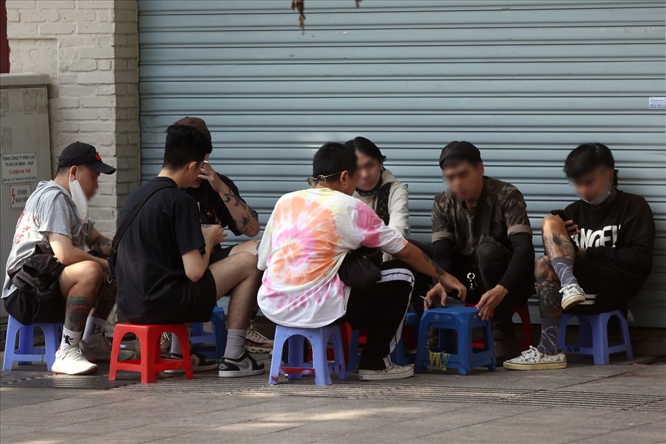 Một nhóm bạn trẻ tụ tập khá đông tại một quán cà phê vìa hè bên cạnh Phố đi bộ Nguyễn Huệ. Được biết, trong hôm nay, các cơ sở kinh doanh dịch vụ ăn uống vẫn chưa được phép phục vụ khách ngồi tại chỗ.