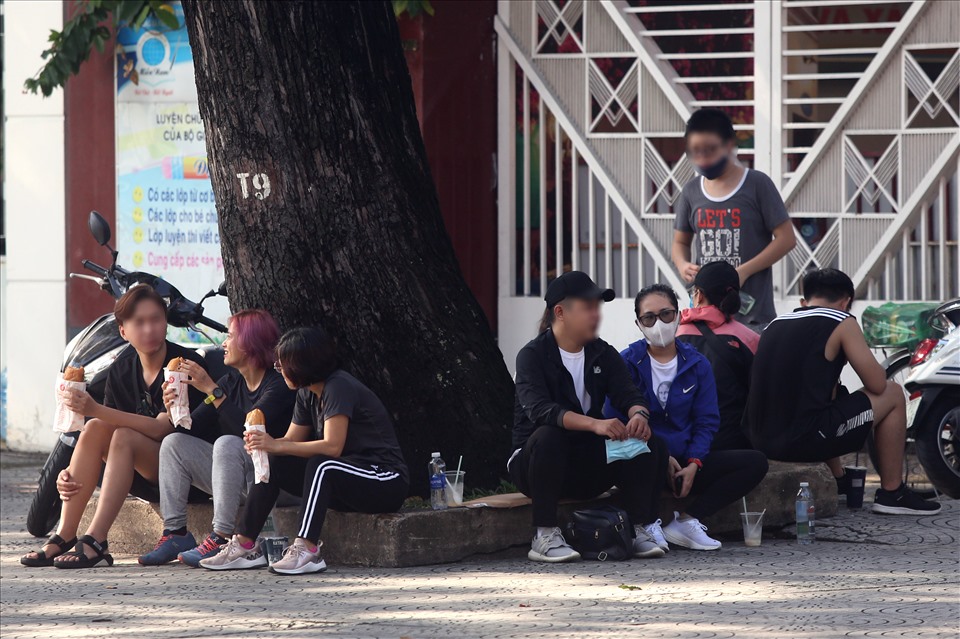 Hình ảnh ghi nhận tại một điểm bán cà phê trước cổng Trường tiểu học Hoà Bình (Quận 1).