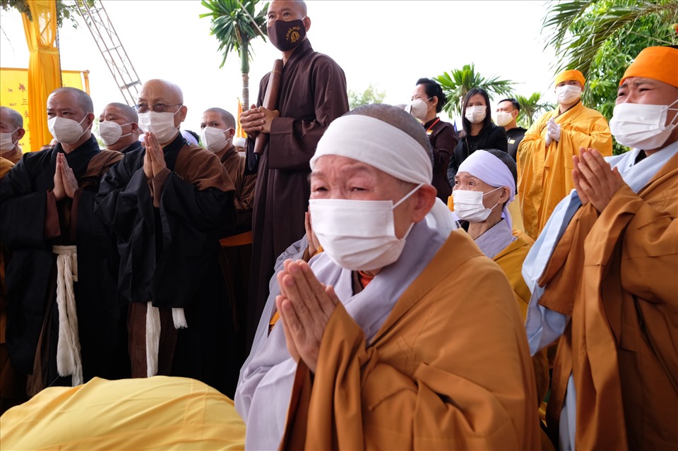 Là bậc chân tu nổi tiếng tinh thông kim cổ, trọn đời sống thanh bần, lạc đạo, tụng kinh viết sách, tu tập dưới mái chùa làng khiêm tốn, thanh tịnh, Đại lão Hòa thượng đã tham gia biên soạn, dịch, hiệu đính nhiều tác phẩm về Phật học ở Việt Nam.