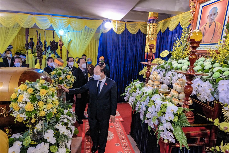 Chủ tịch nước Nguyễn Xuân Phúc đi vòng quanh linh cữu Đại lão Hòa thượng Thích Phổ Tuệ. Ảnh: Hải Nguyễn
