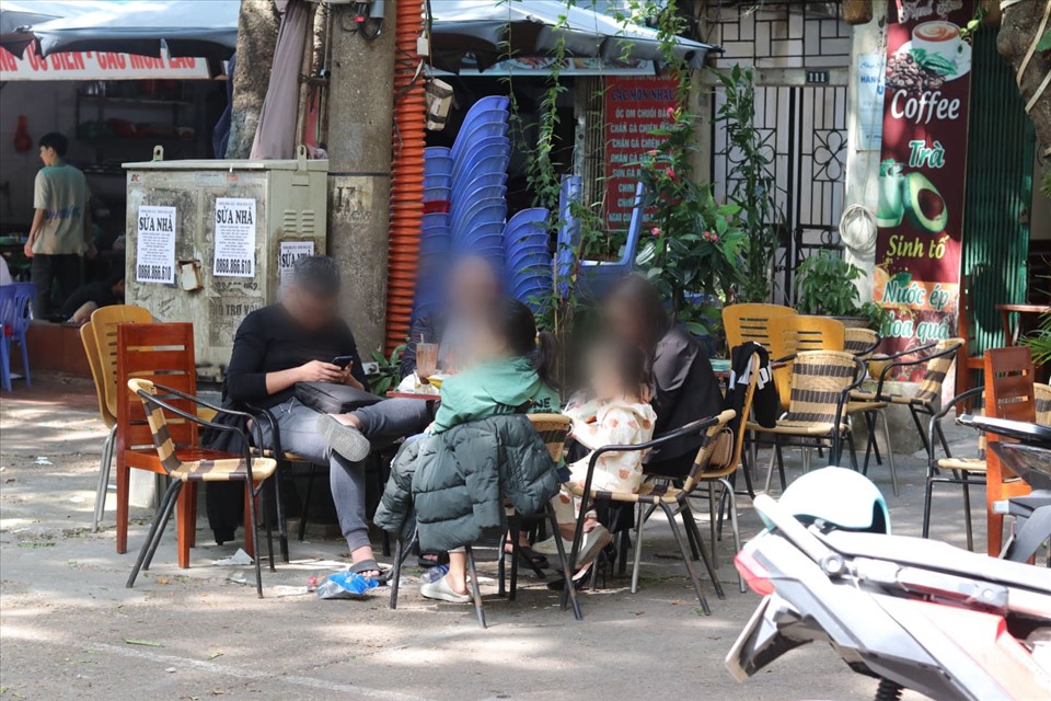 Theo quy định của thành phố Hà Nội, các nhà hàng, quán ăn được phép kinh doanh tại chỗ nhưng không quá 50% chỗ ngồi và phải đảm bảo khoảng cách hoặc có vách ngăn, tấm chắn, chủ cơ sở và nhân viên phải được tiêm 2 mũi vaccine phòng COVID-19, khách hàng thực hiện quét mã QR.