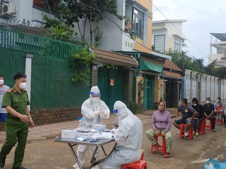 Lực lượng y tế tỉnh Đắk Lắk xét nghiệm cho công dân tại một ổ dịch vừa được phát hiện. Ảnh: B.T