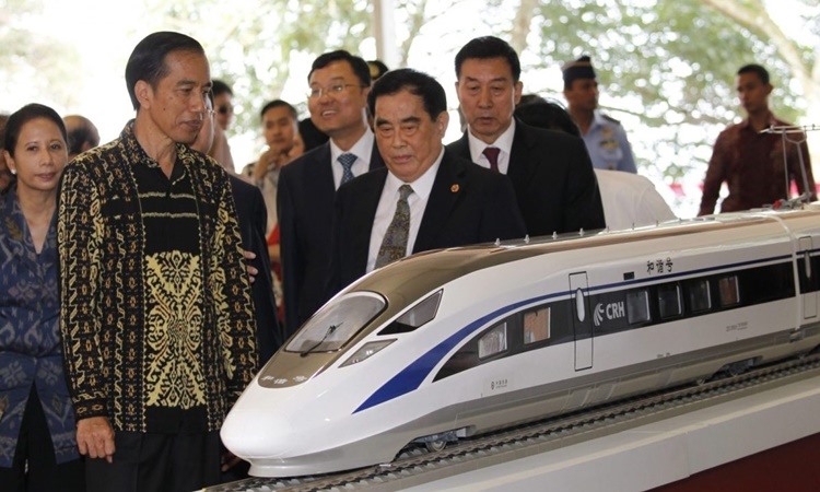 Tổng thống Indonesia Joko Widodo (trái) tại lễ khởi công tuyến đường sắt cao tốc Jakarta-Bandung năm 2016. Ảnh: Reuters