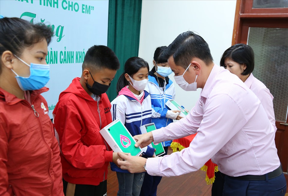 Đại diện Công đoàn Ngân hàng Chính sách xã hội chi nhánh tỉnh Ninh Bình trao máy tính cho học sinh. Ảnh: NT