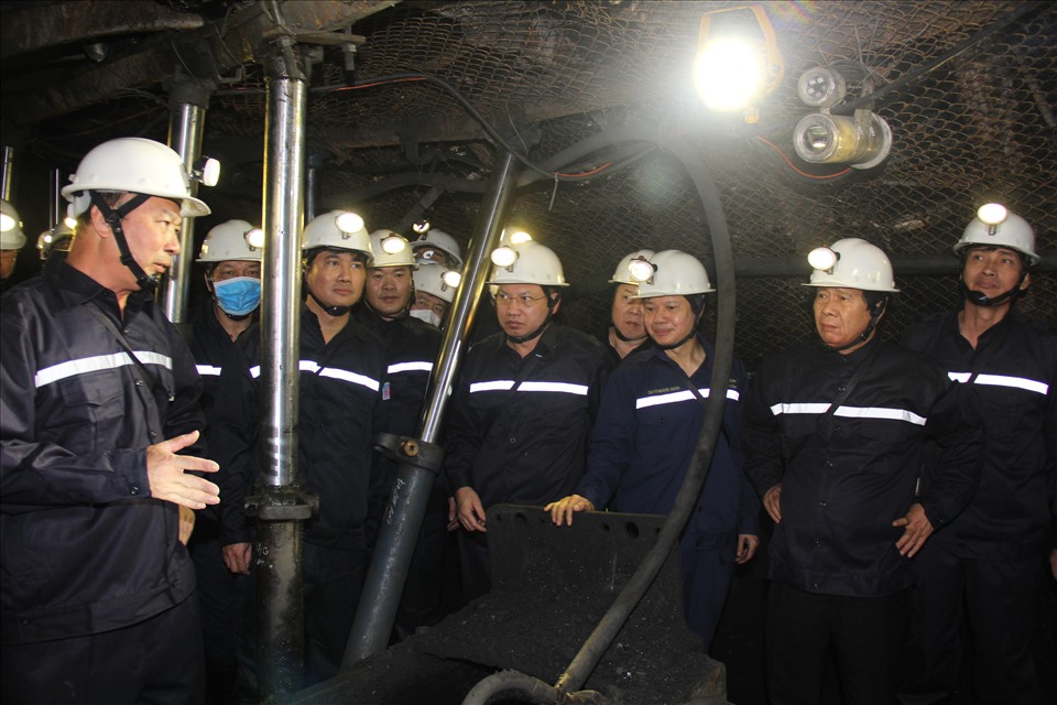 Phó Thủ tướng Chính phủ Lê Văn Thành tìm hiểu quy trình sản xuất hầm lò ở Công ty than Núi Béo (Quảng Ninh) Ảnh: T.N.D