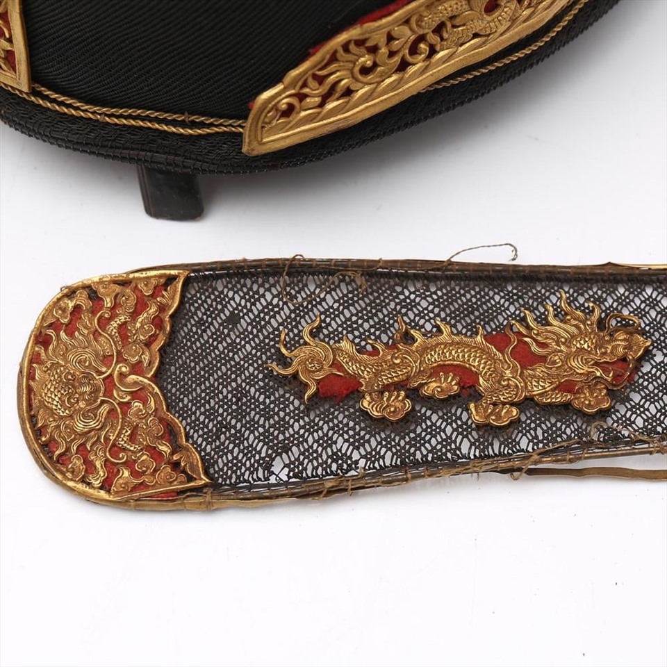 Hình ảnh rồng 4 móng trên mũ quan triều Nguyễn đang được đấu giá ở Tây Ban Nha