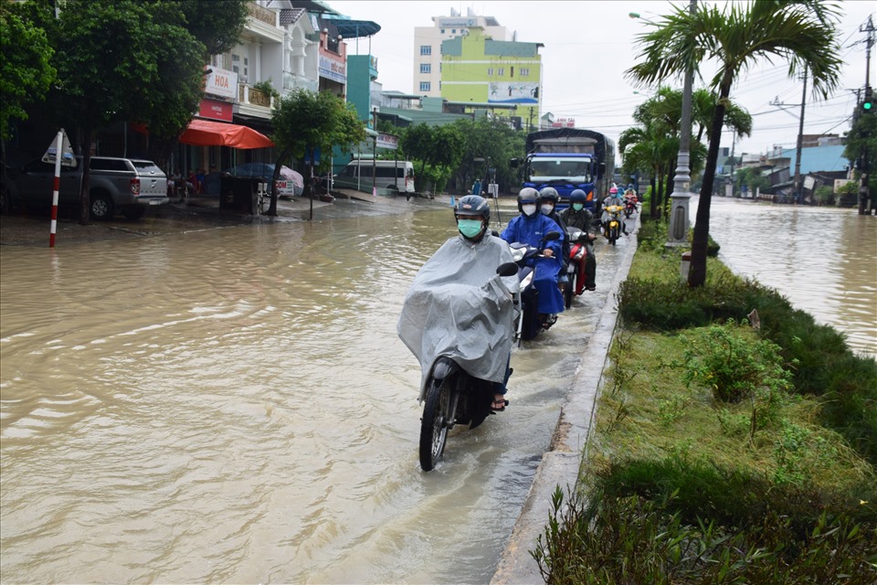 QL1A, đoạn qua phường Trần Quang Diệu, TP Quy Nhơn xảy ra tình trạng ngập cục bộ kéo dài gần 1 km,