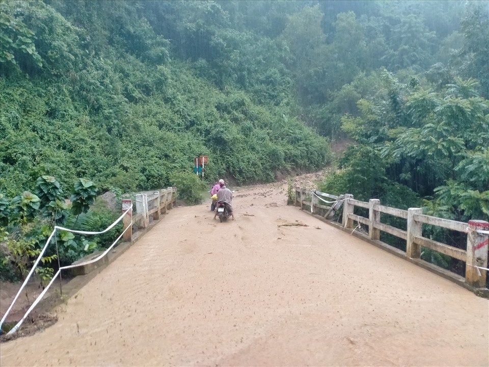 Mưa lớn gây sạt lở một số tuyến đường miền núi Bình Định. Ảnh: D.P
