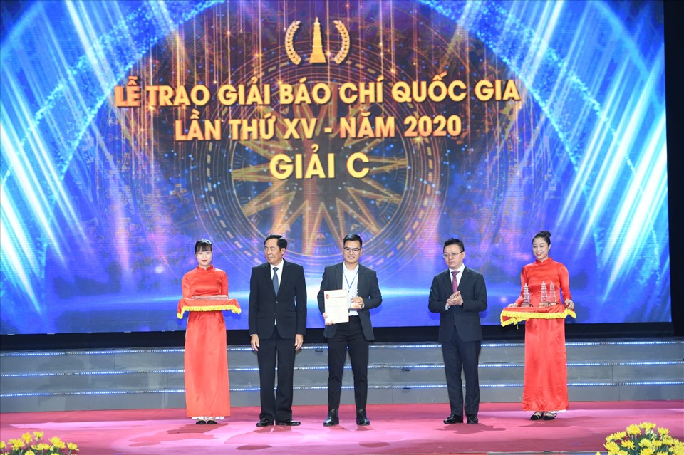 Phóng viên Ngô Cường (Báo Lao Động) - đại diện nhóm tác giả nhận giải C - giải Báo chí Quốc gia. Ảnh Hải Nguyễn