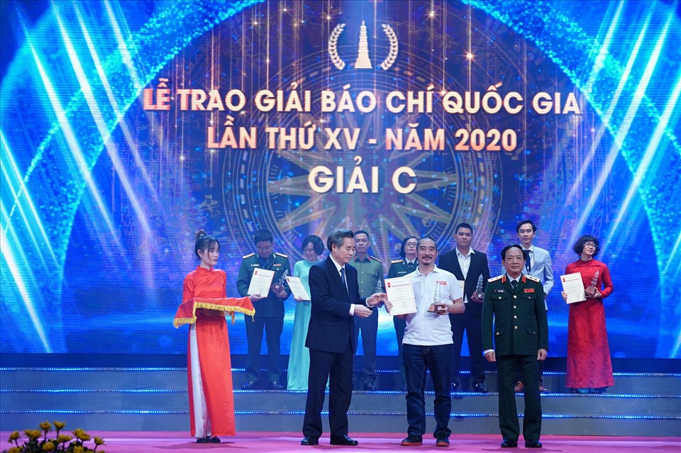 Tác giả Trần Duy Hưng (Báo Lao Động) nhận giải C - Giải Báo chí Quốc gia năm 2020. Ảnh Hải Nguyễn