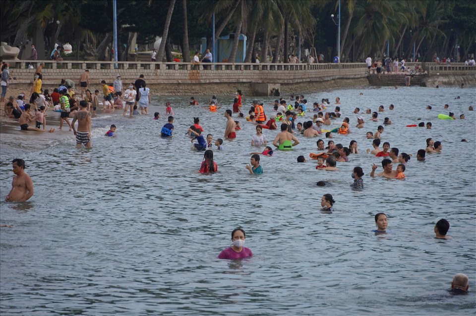 Chiều cuối tuần, nhiều gia đình ở Vũng Tàu đưa các con ra các bãi tắm vui chơi, tắm biển. Thời tiết khá oi bức nên nhiều người cảm thấy sảng khoái khi được vẫy vùng trong nước mát. Ảnh: T.A