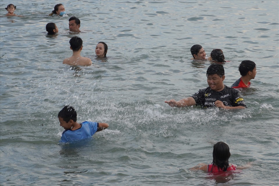 Thời tiết khá oi bức nên nhiều người cảm thấy sảng khoái khi được vẫy vùng trong nước mát, nhất là các em nhỏ rất vui khi được nô đùa, nghịch nước. Ảnh: T.A