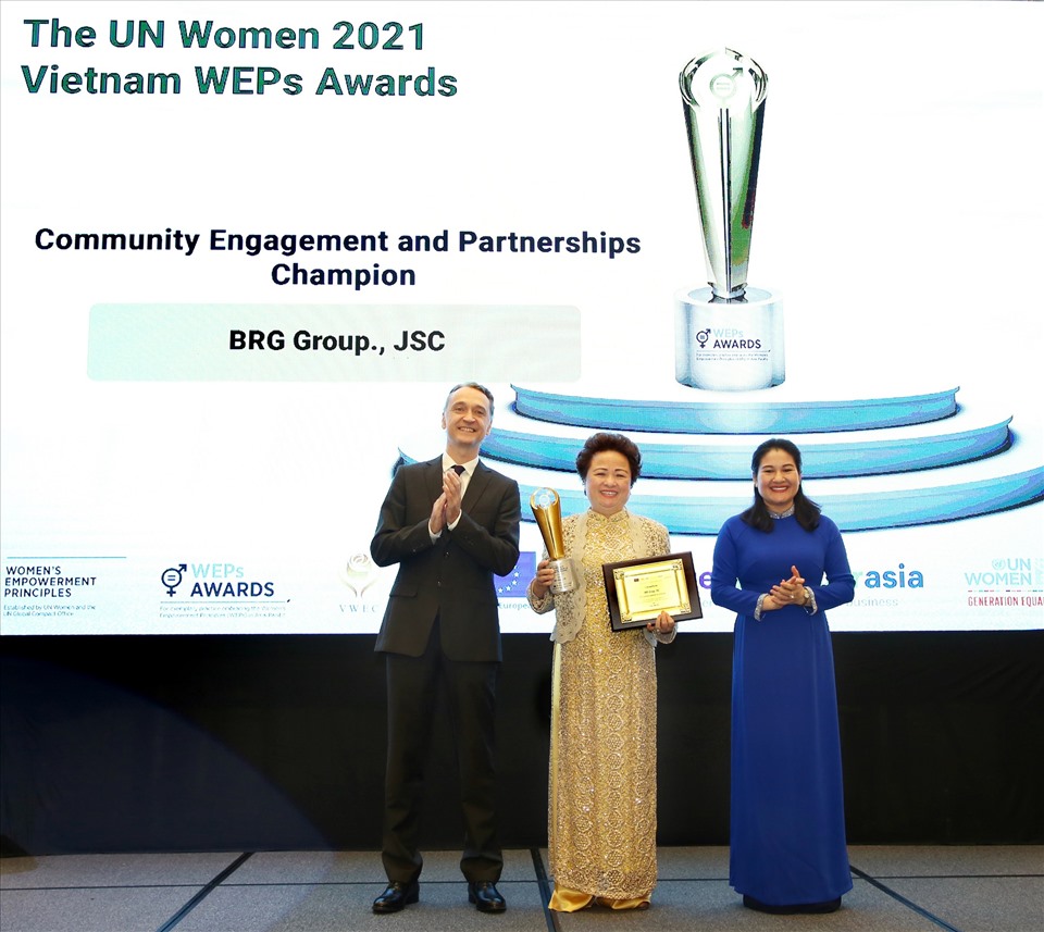 Madame Nguyễn Thị Nga, Chủ tịch Tập đoàn BRG, tiếp nhận giải thưởng từ Ban Tổ chức. Ảnh: BRG