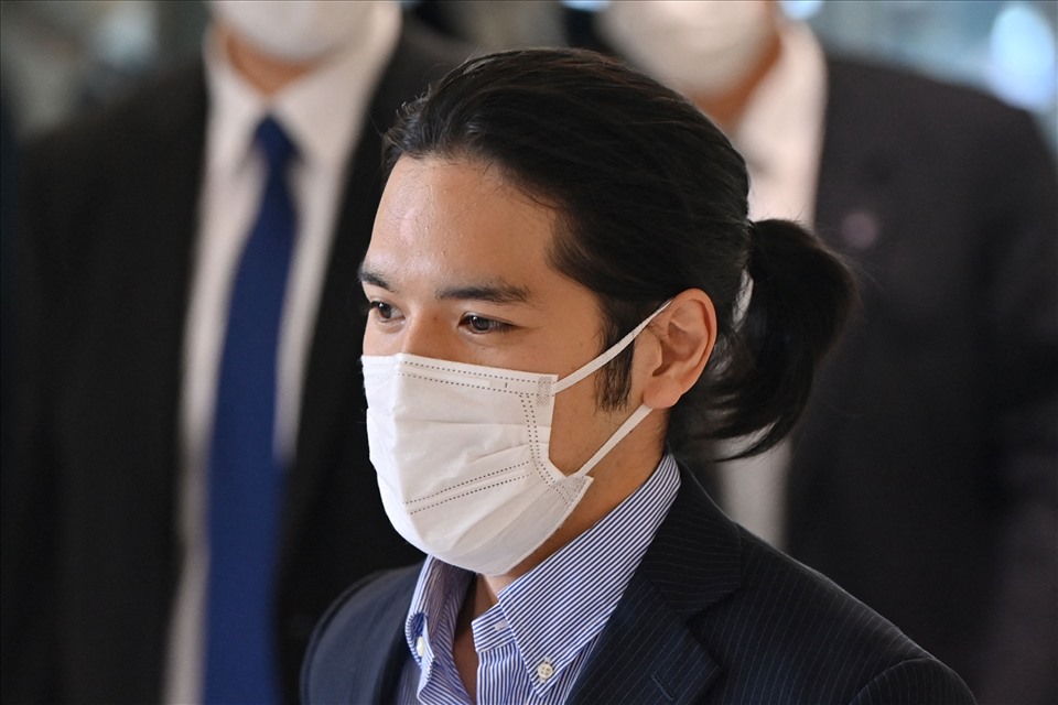 Kei Komuro khi trở về Nhật Bản cuối tháng 9. Ảnh: AFP