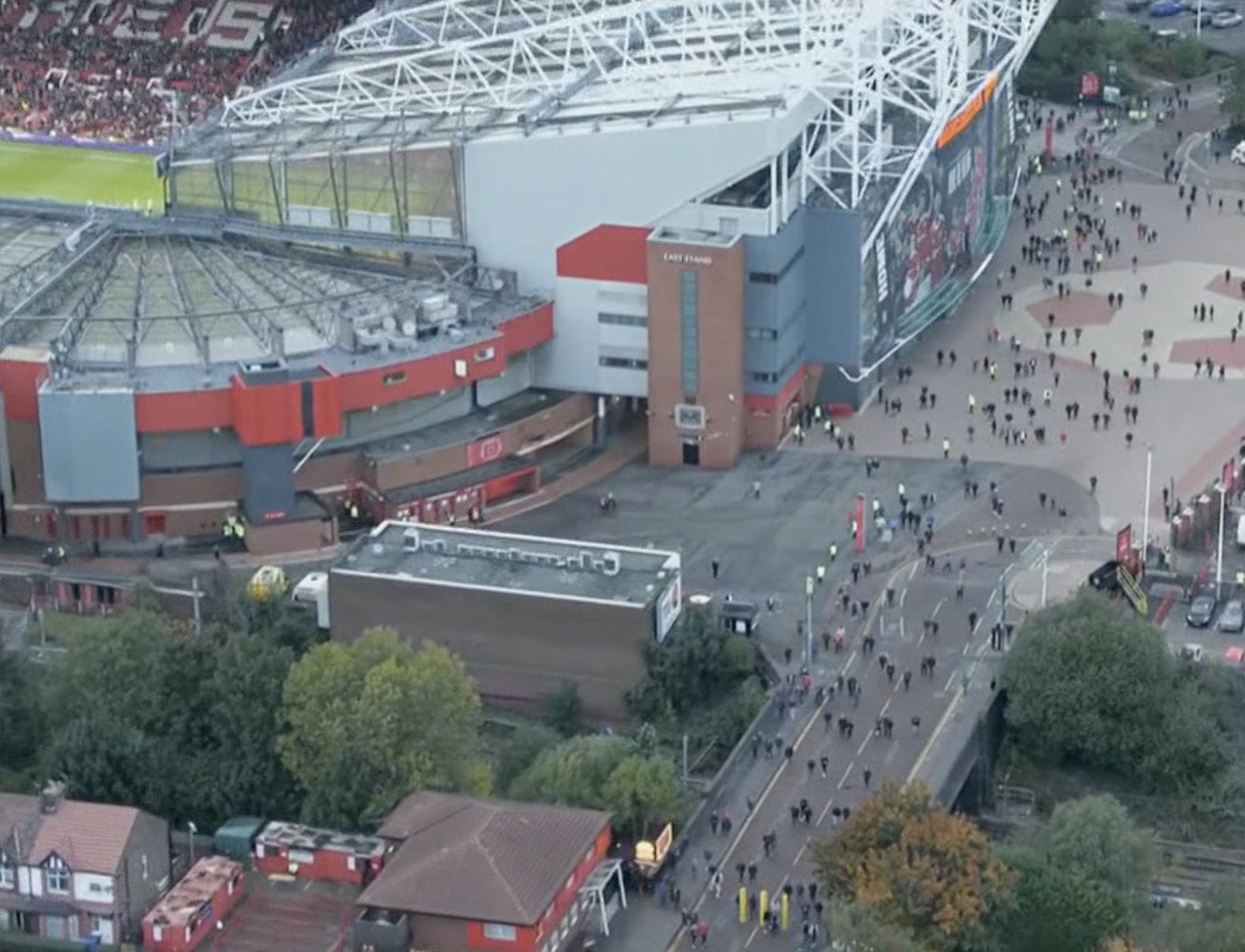 Một góc máy trên cao đã ghi lại được cảnh cổ động viên Manchester United lũ lượt rời sân Old Trafford trong giờ nghỉ giữa hiệp trận đấu Manchester United - Liverpool tối 25.10. Ảnh: ESPN