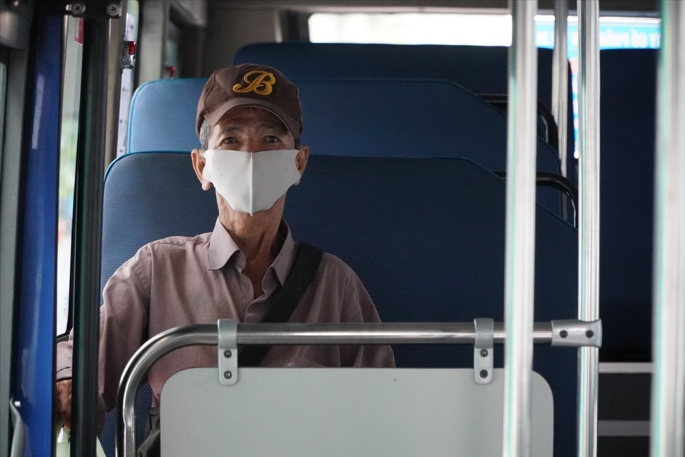 Ông Nở (65 tuổi, ngụ huyện Nhà Bè), hành khách đầu tiên trên tuyến xe buýt số 20. Ảnh: Chân Phúc.