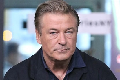 Alec Baldwin đã hoàn toàn suy sụp sau khi vô tình bắn chết đạo diễn hình ảnh trên phim trường. Tài tử hủy tất cả các dự án đang tham gia. Ảnh: AP.