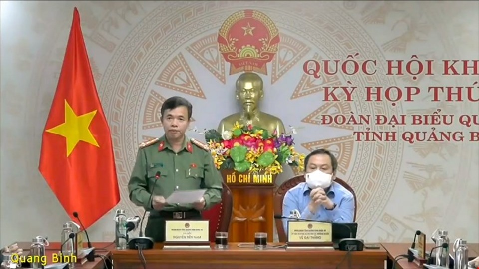 Đại biểu Nguyễn Tiến Nam thảo luận trực tuyến tại điểm cầu Quảng Bình. Ảnh: Quốc hội