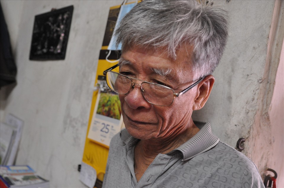Ông Khánh năm nay đã ở độ tuổi 79 nhưng vẫn chăm bẵm con trai từ miếng ăn, giấc ngủ.