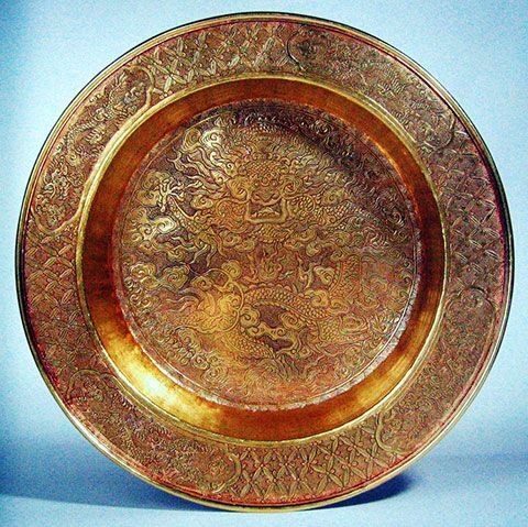 Quán tẩy bằng vàng thời Nguyễn trưng bày trong cuộc triển lãm của nhà buôn bán đồ cổ Roger Keverne (London) vào mùa đông năm 2008. Ảnh: Bảo tàng lịch sử Quốc gia Việt Nam.