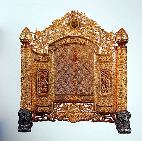 Trấn phong bằng vàng thuộc sưu tập của hoàng thái tử Bảo Long. Ảnh: Bảo tàng lịch sử Quốc gia Việt Nam.