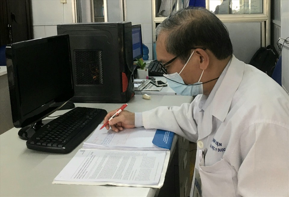 PGS.TS Trần Đình Bình đang nghiên cứu tình hình nhiễm COVID-19 trên đối tượng trẻ em. Ảnh: LPL