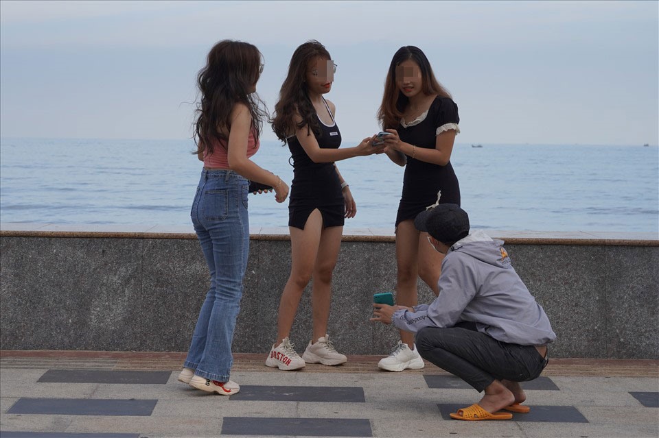 Người dân không khẩu trang chụp ảnh dọc tuyến đường ven biển ở TP.Vũng Tàu. Ảnh: T.A