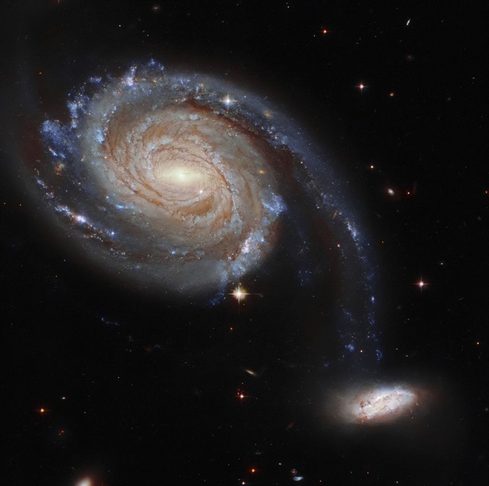 Hình ảnh cho thấy toàn cảnh sự tương tác của hai thiên hà thuộc Arp 86. Ảnh: ESA/Hubble & NASA/Dark Energy Survey, J.Dalcanton