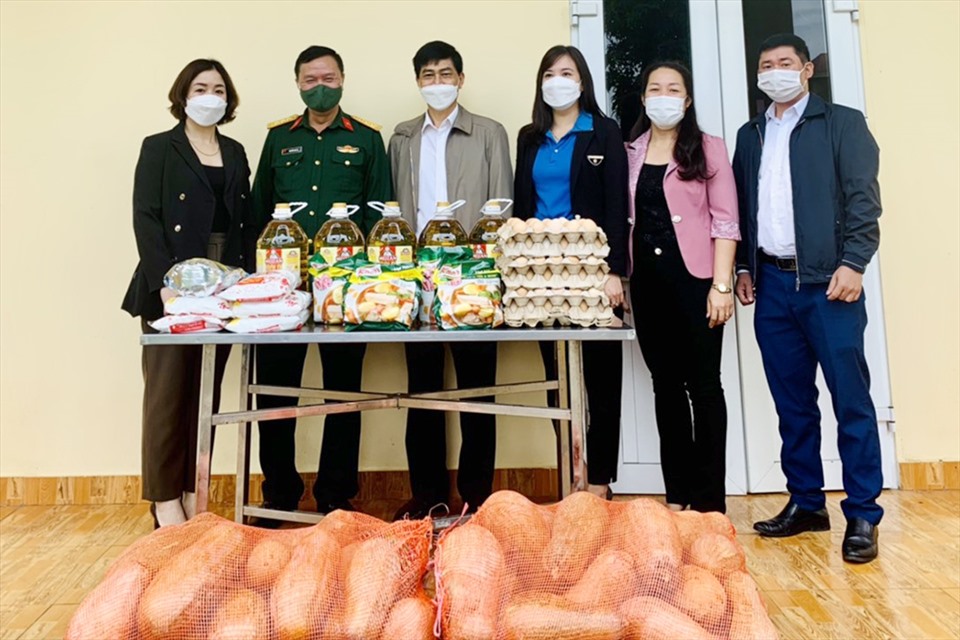Liên đoàn Lao động huyện Phù Ninh trao hỗ trợ nhu yếu phẩm thiết yếu cho khu cách ly y tế tập trung của huyện. Ảnh: Kiều Công Tuấn