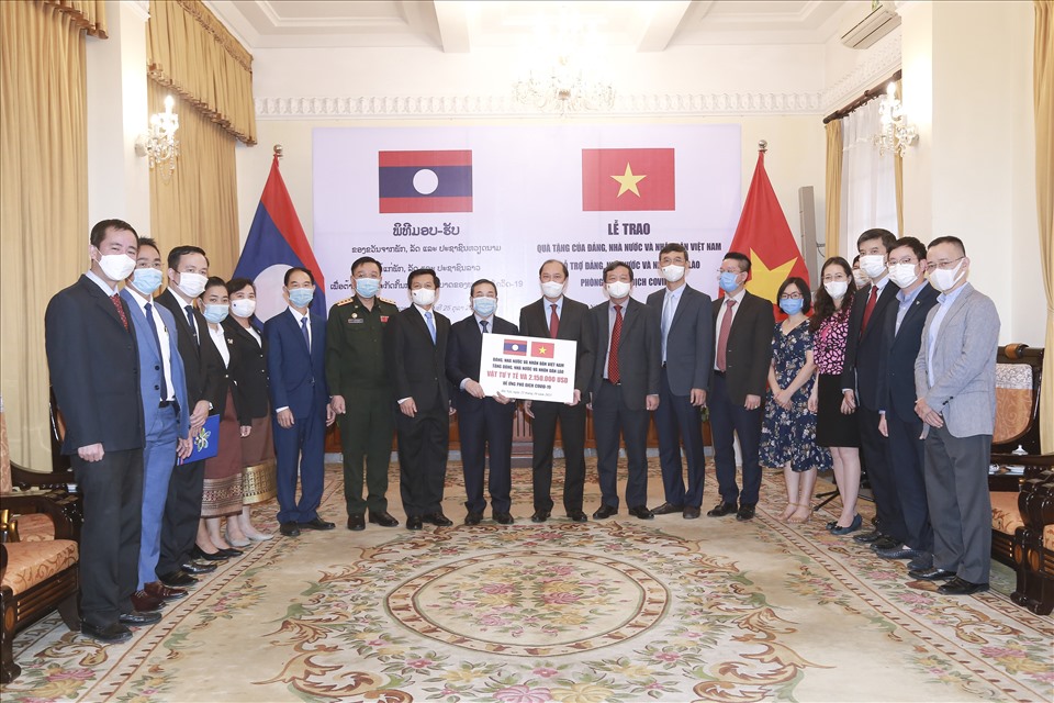 Lễ trao tượng trưng quà tặng của Việt Nam hỗ trợ Lào ứng phó đợt dịch COVID-19 mới ở Lào. Ảnh: Bộ Ngoại giao
