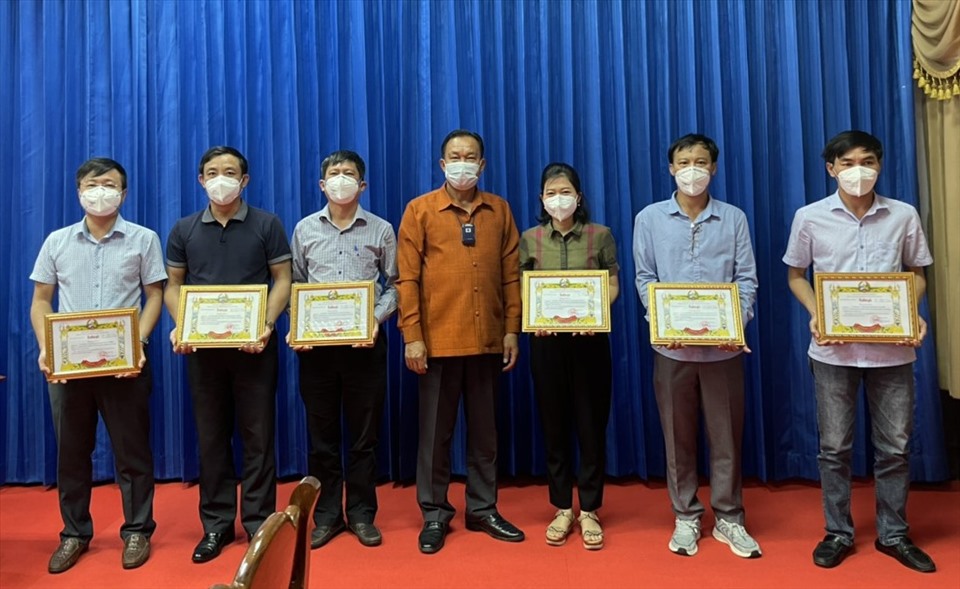 Lãnh đạo tỉnh Khăm Muộn trao tặng Bằng khen cho các thành viên trong đoàn công tác tỉnh Quảng Bình. Ảnh: CTV