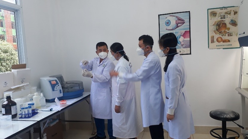 Cán bộ y tế tỉnh Quảng Bình hướng dẫn kỹ thuật xét nghiệm cho cán bộ y tế tỉnh Khăm Muộn (Lào). Ảnh: CTV
