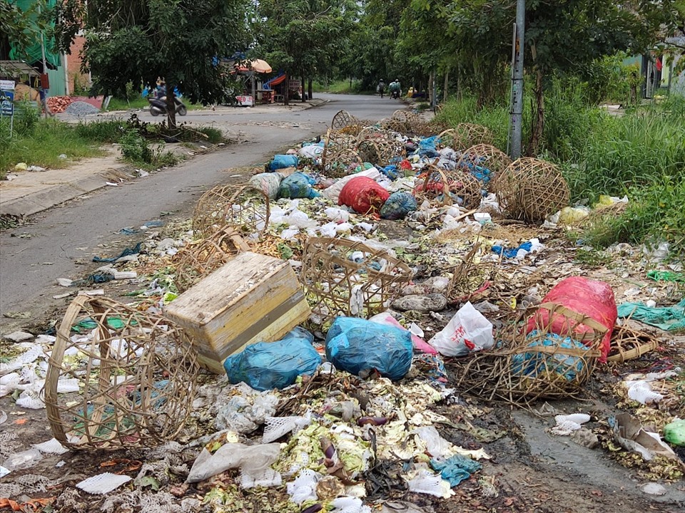 Bãi rác tự phát trên đường số 8, phường Bình Chiểu (Thành phố Thủ Đức) chưa được dọn, mỗi ngày càng nhiều rác hơn. Ảnh: Minh Quân